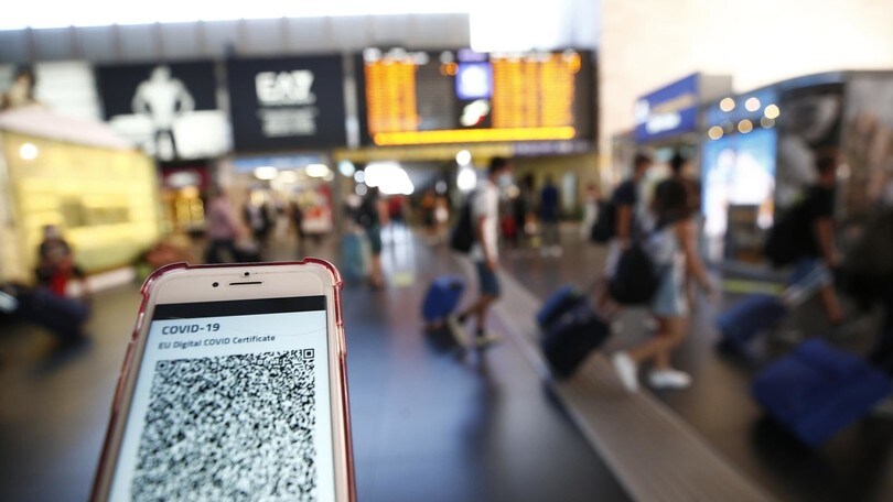 Green Pass, nuove regole dal 1° settembre: cosa cambia per aerei, treni e scuole