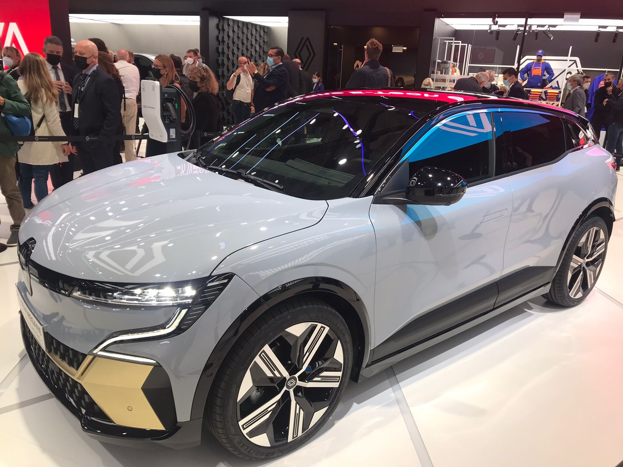 Renault Megane E-Tech Electric vista dal vivo al Salone di Monaco