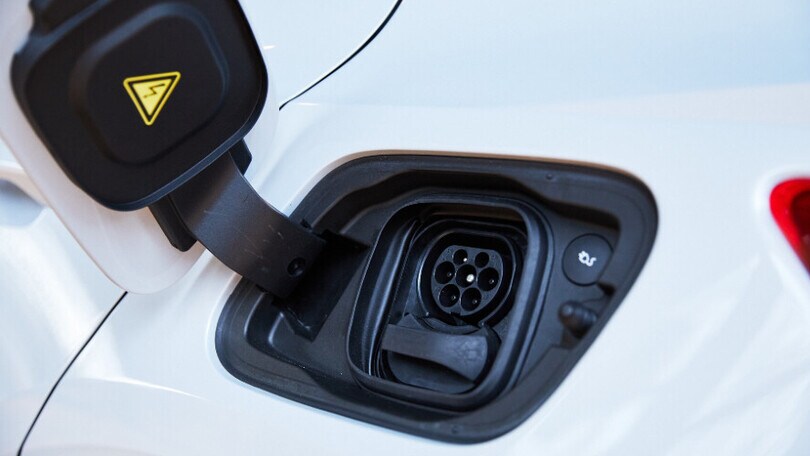 Auto elettriche, un sondaggio rivela i dubbi degli italiani