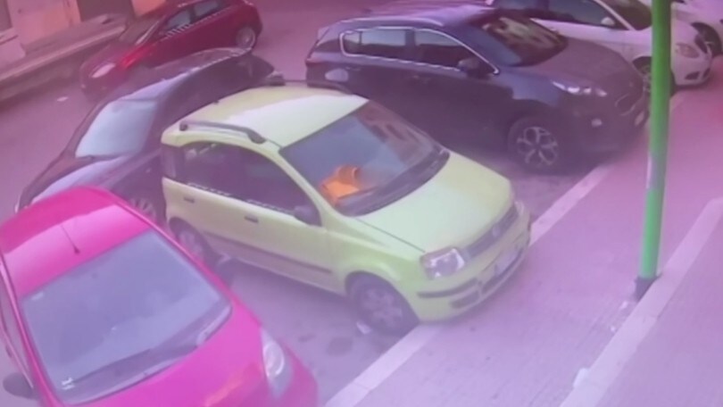 Furto d'auto in due minuti: nessuno si accorge di nulla