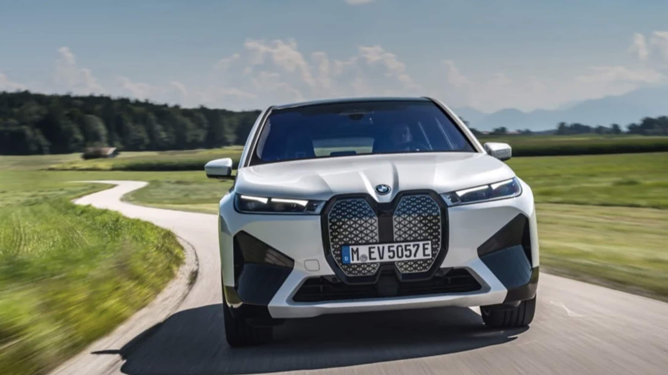 BMW iX, la prova su strada