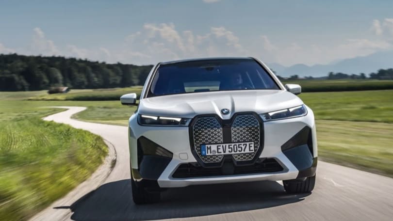 BMW iX, la prova su strada