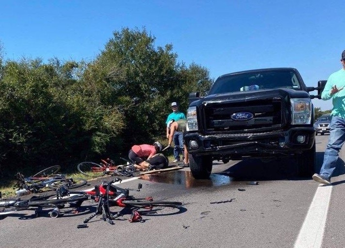 A 16 anni sul pick-up, sbuffa fumo ai ciclisti e ne manda sei all'ospedale
