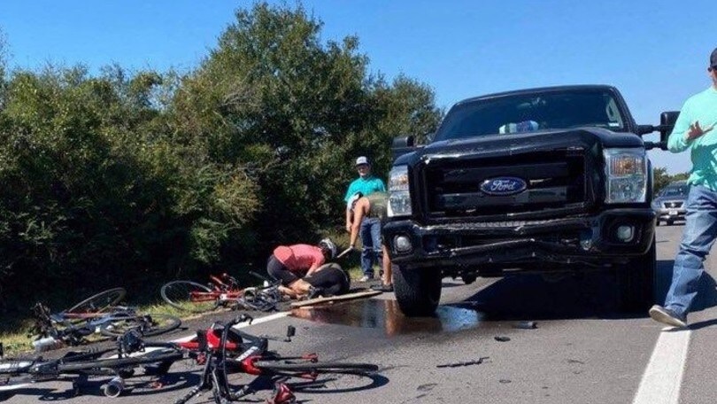 A 16 anni sul pick-up, sbuffa fumo ai ciclisti e ne manda sei all'ospedale