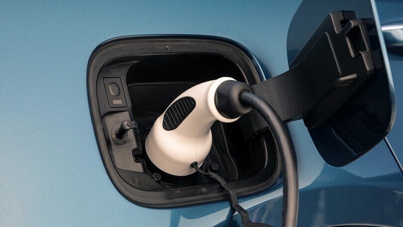 Auto elettriche con più autonomia in autostrada: la classifica