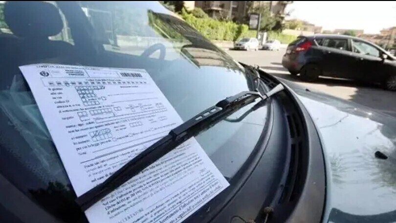 Napoli, auto colleziona 35 multe ma è confiscata