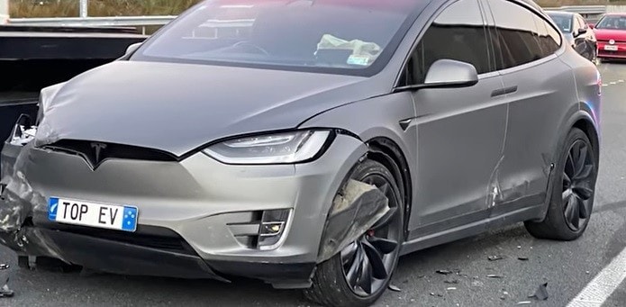 La Tesla lo sorpassa e non la prende bene: la insegue e provoca un incidente