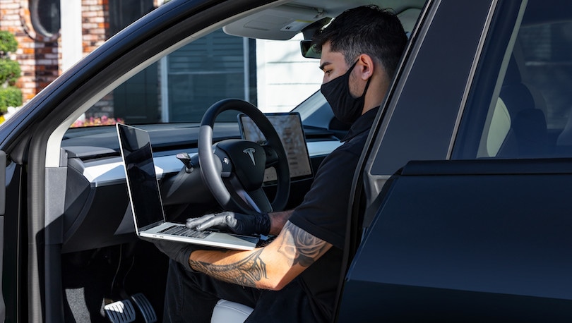 Tesla svela la batteria strutturale, negli USA apre alla diffusione del FSD