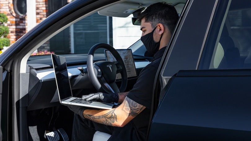 Tesla svela la batteria strutturale, negli USA apre alla diffusione del FSD