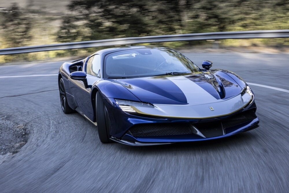 Ferrari SF90 Stradale Spider, la prova della scoperta da 1000 cv di Maranello