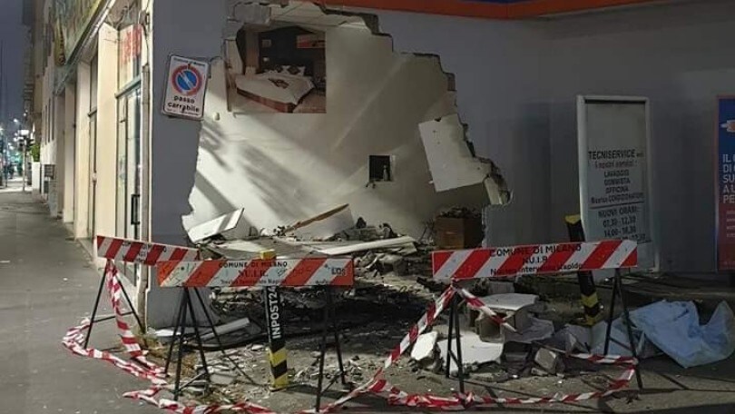 Milano, auto sfonda un muro e finisce dentro un negozio