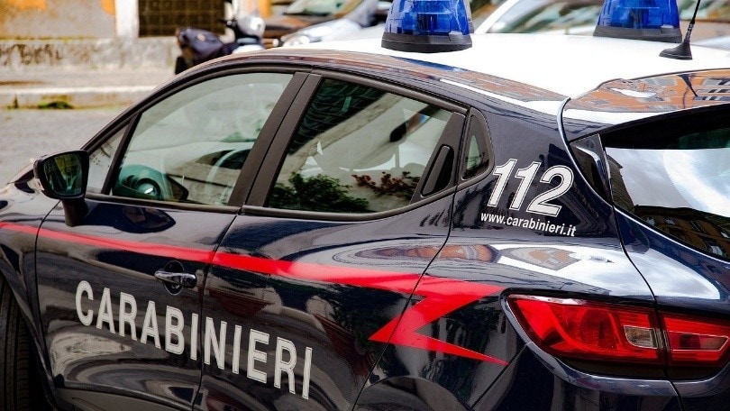 Ruba l'auto all’ex datore di lavoro e si schianta contro un muretto