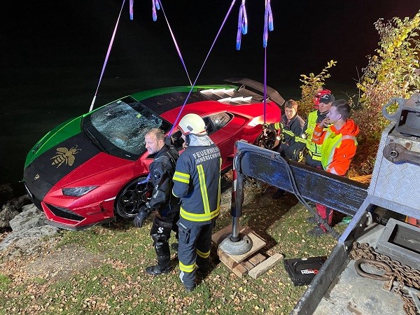 Confonde acceleratore e freno: la Lamborghini sprofonda nel lago!