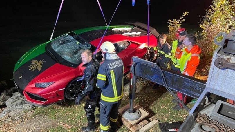 Confonde acceleratore e freno: la Lamborghini sprofonda nel lago!