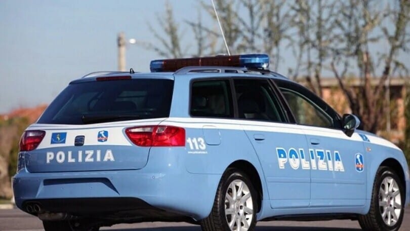 Multata tre volte, taglia le gomme all’auto della polizia per vendicarsi