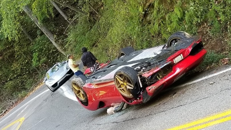 Ferrari 488 Pista Spider si ribalta durante una gara negli Usa