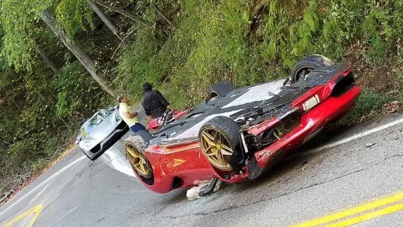 Ferrari 488 Pista Spider si ribalta durante una gara negli Usa