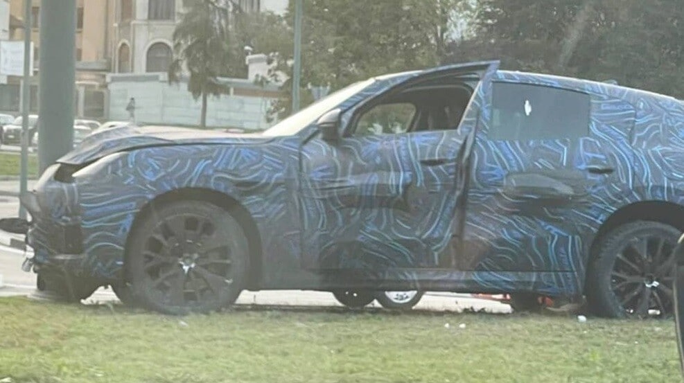 Maserati Grecale, un muletto si schianta contro il palo a Torino!