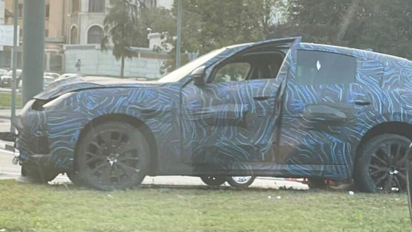 Maserati Grecale, un muletto si schianta contro il palo a Torino!