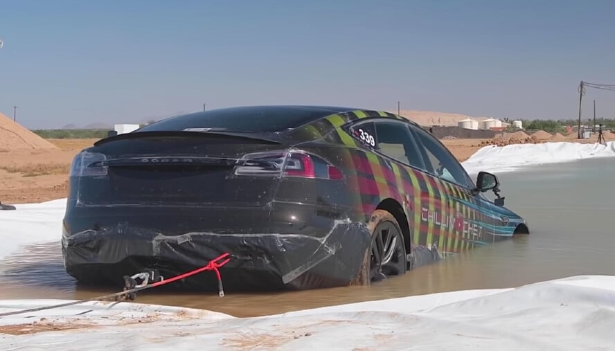 Tesla, uno youtuber trasforma una Model S Plaid in un sottomarino