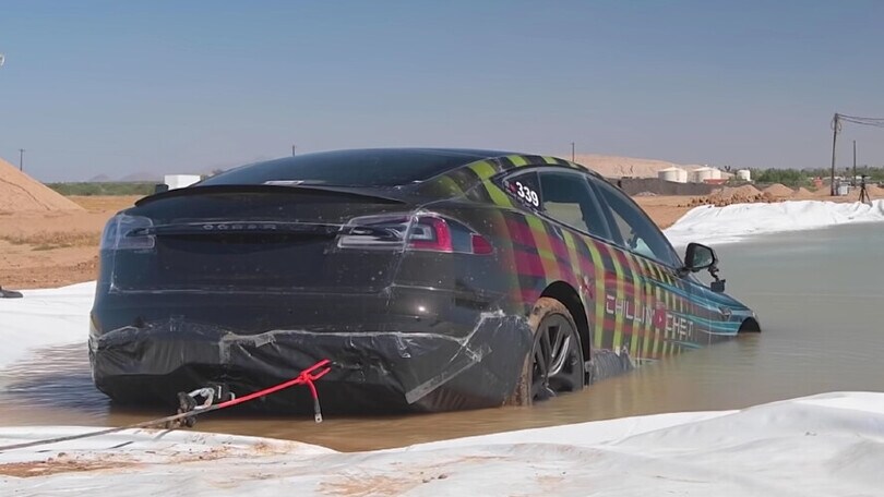 Tesla, uno youtuber trasforma una Model S Plaid in un sottomarino