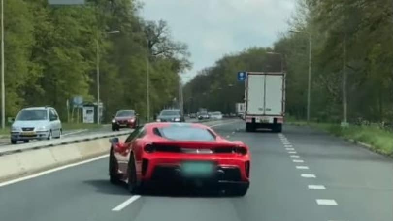 Ferrari 488 Pista va fuori strada con un testacoda