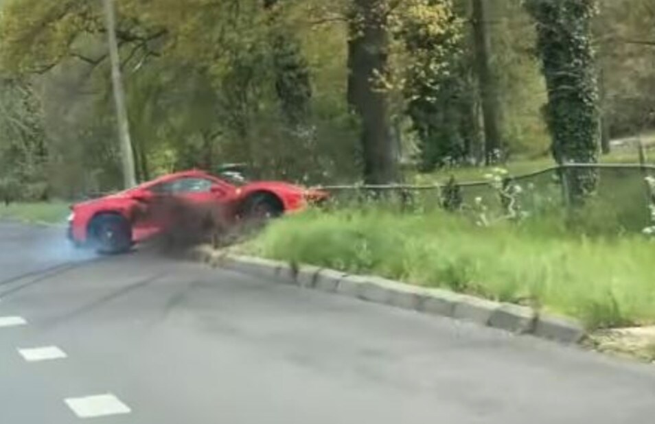 Ferrari 488 Pista va fuori strada con un testacoda