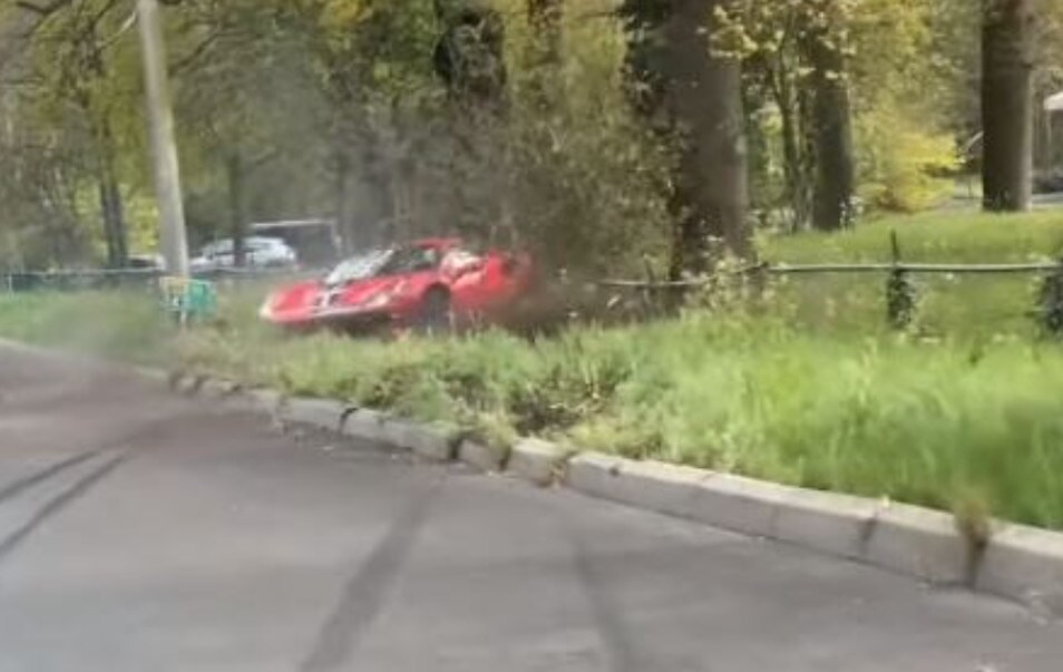 Ferrari 488 Pista va fuori strada con un testacoda