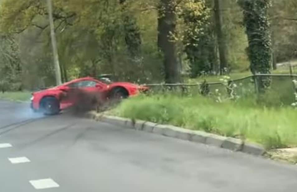 Cercava l'acrobazia, ma distrugge la Ferrari 488 Pista con un testacoda