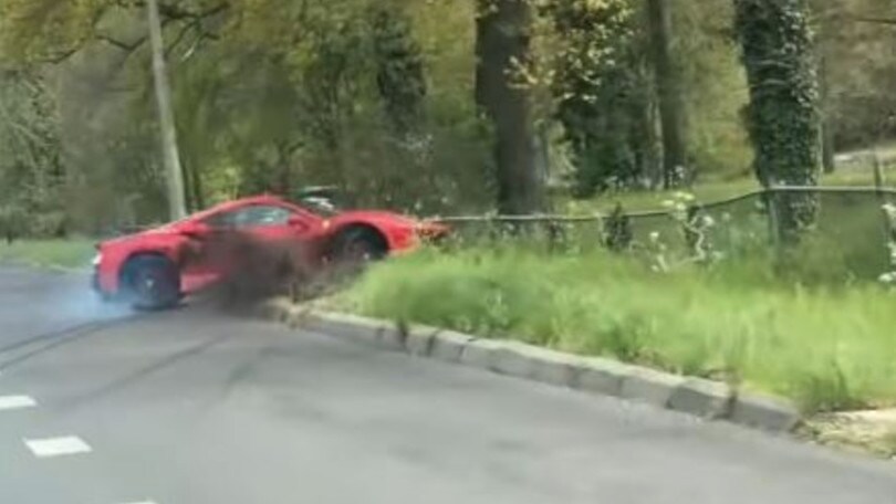 Cercava l'acrobazia, ma distrugge la Ferrari 488 Pista con un testacoda