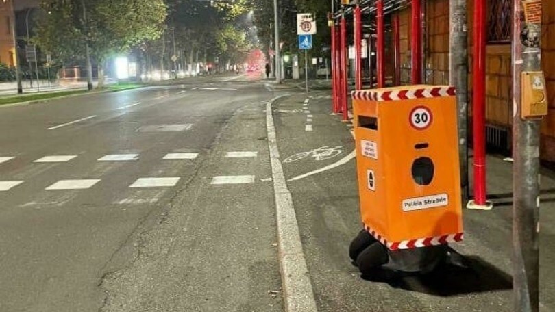 Bologna, si traveste da autovelox per spaventare gli automobilisti
