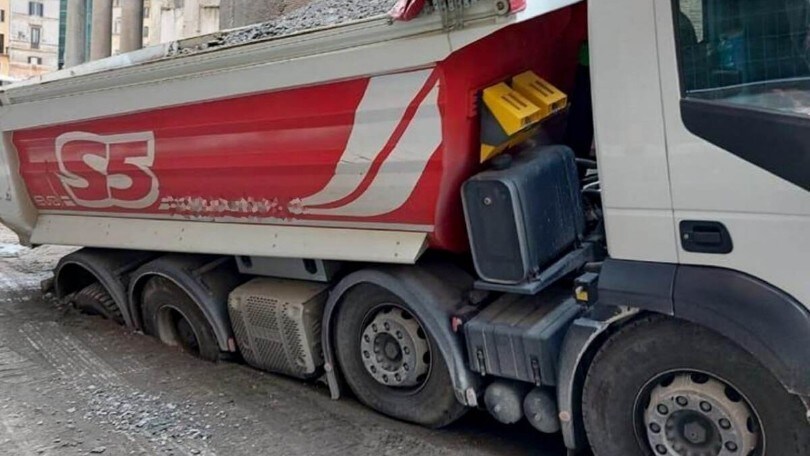 Roma, maxi voragine a due passi dal Pantheon: sprofonda un camion