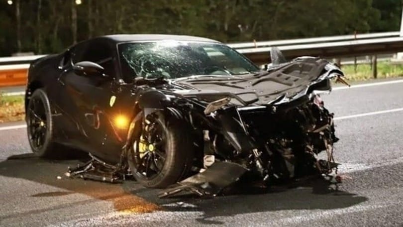 Ferrari 812 Superfast e l’incidente misterioso: distrutta e abbandonata
