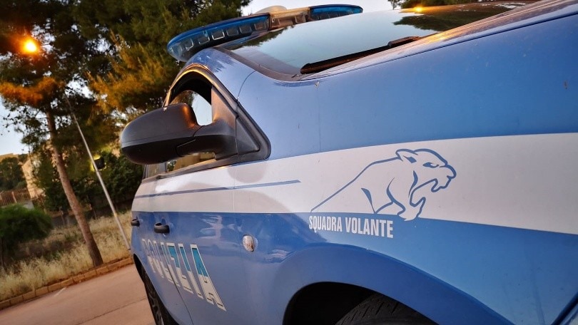 Rubano l'auto alla fidanzata di un calciatore dello Spezia: scatta la fuga