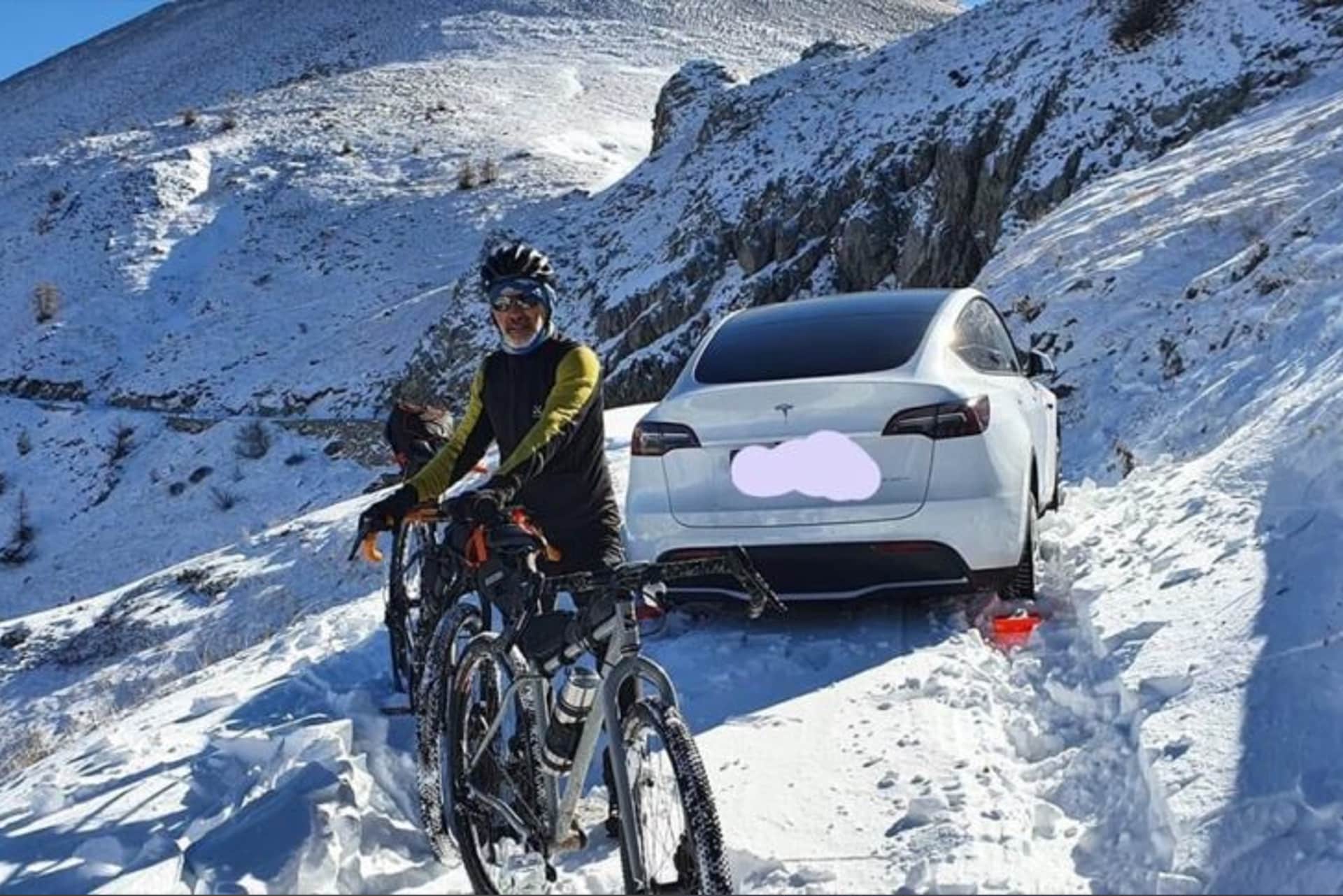 Bloccati nella neve con la Tesla Model Y, la disavventura di due turisti