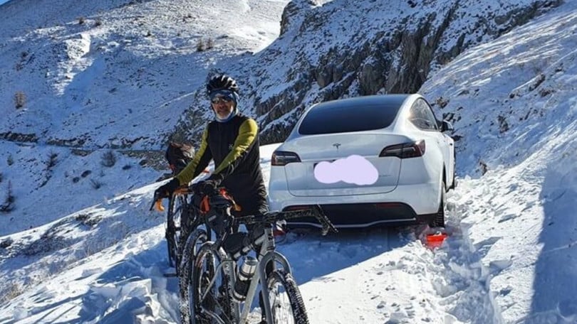 Bloccati nella neve con la Tesla Model Y, la disavventura di due turisti
