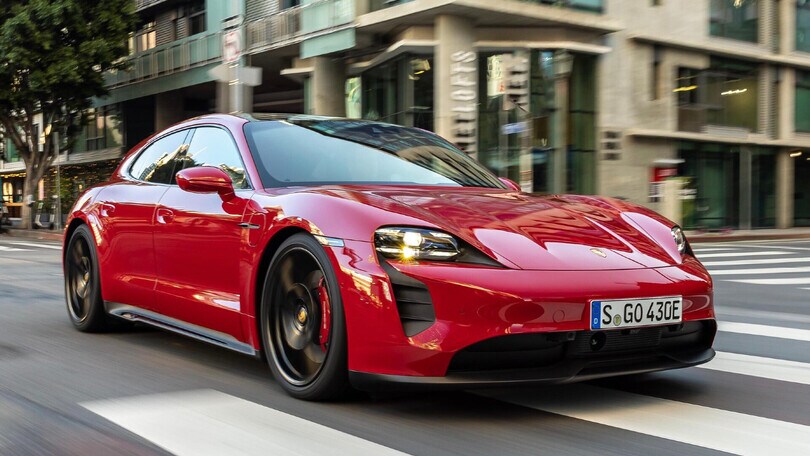 Porsche Taycan GTS e Sport Turismo, novità elettriche al Salone di Los Angeles