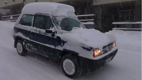 Sestriere, auto bloccate nelle neve: la Panda però non si ferma