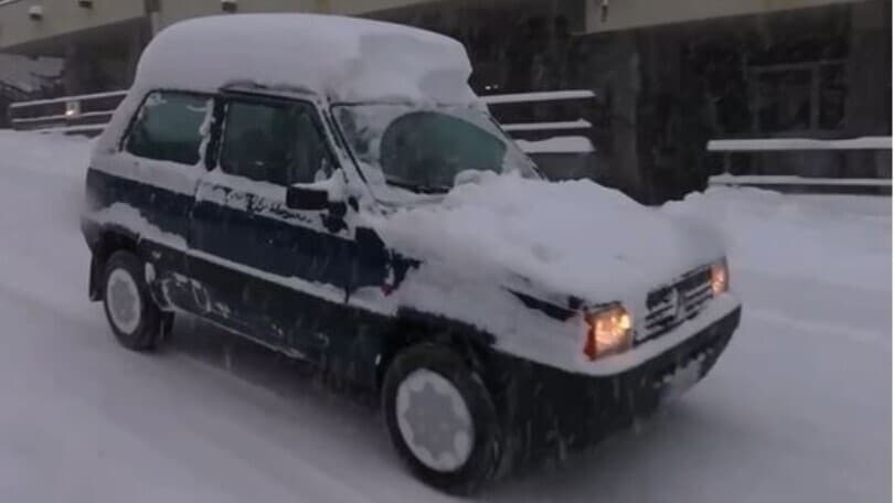 Sestriere, auto bloccate nelle neve: la Panda però non si ferma