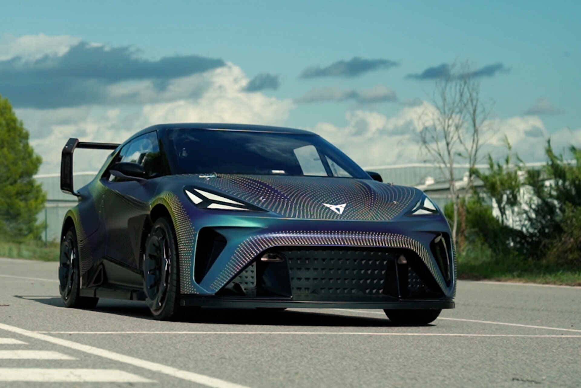 Cupra UrbanRebel, la concept elettrica da 435 cavalli scende in pista