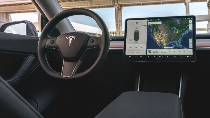 Tesla, si blocca l'app: in 500 non riescono ad aprire l'auto