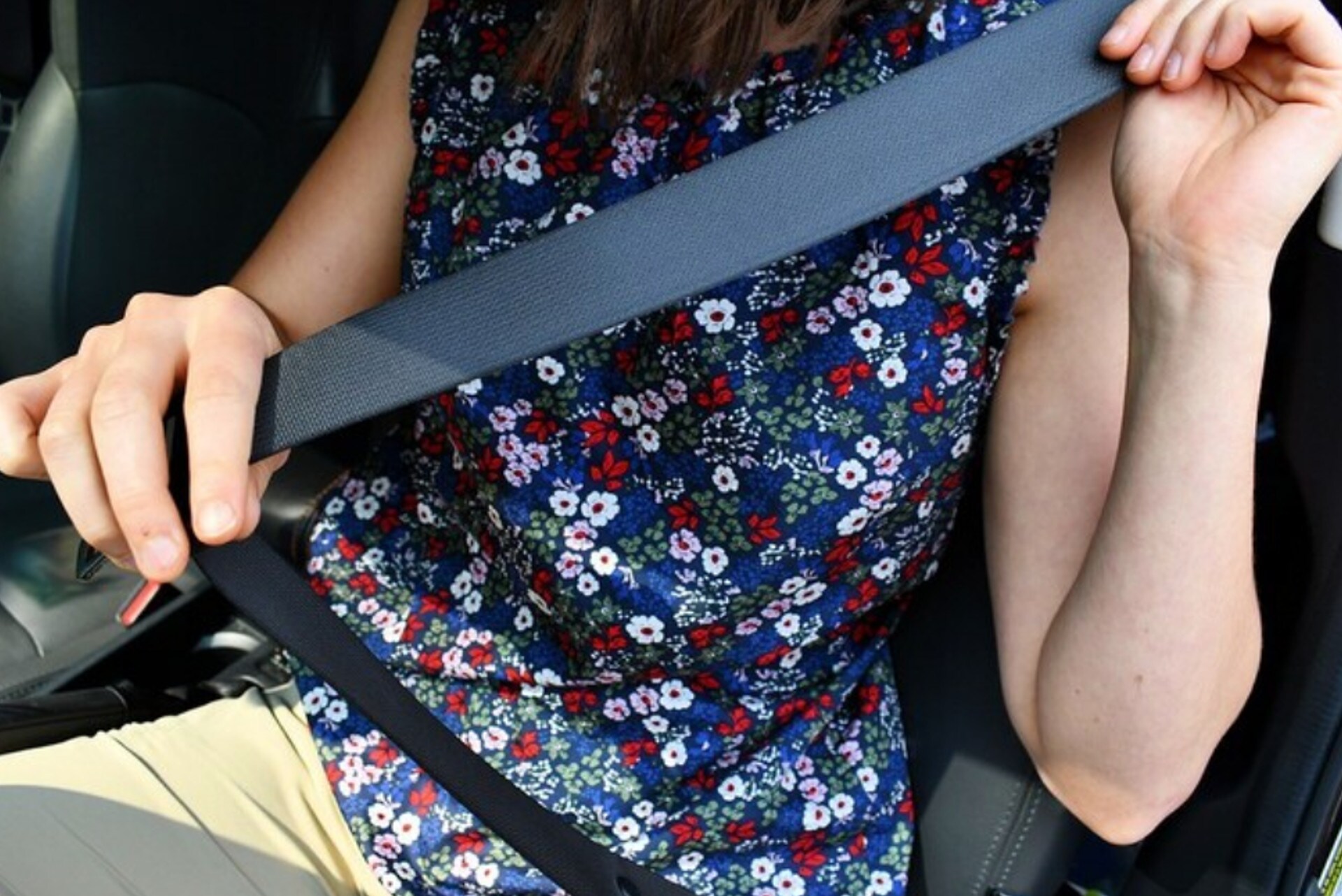 Italiani in auto, in troppi senza cintura e seggiolini per i bambini