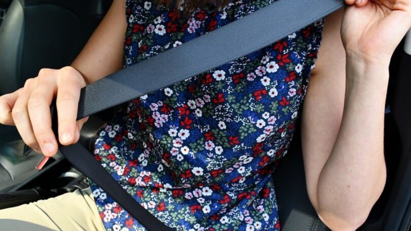 Italiani in auto, in troppi senza cintura e seggiolini per i bambini