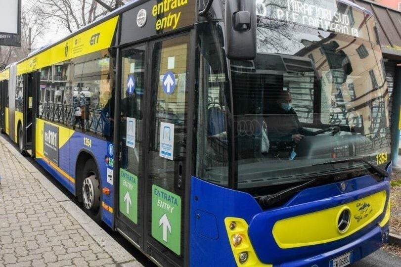 Auto in doppia fila, bus suona per passare ma l'automobilista inizia a sparare