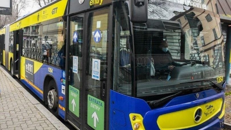 Auto in doppia fila, bus suona per passare ma l'automobilista inizia a sparare