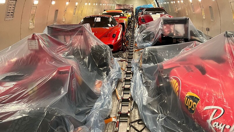 Milano, c'è un Boeing pieno di Ferrari in aeroporto: il prezioso carico incuriosisce tutti
