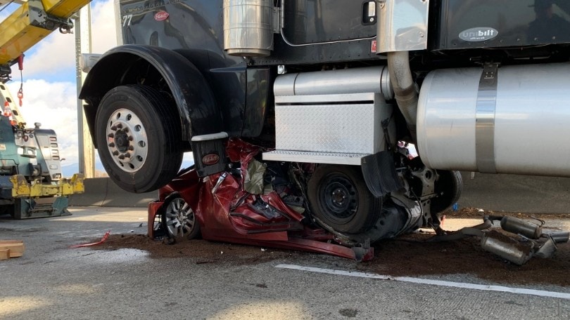 Auto finisce sotto un camion e si spacca in due: la conducente esce miracolosamente illesa