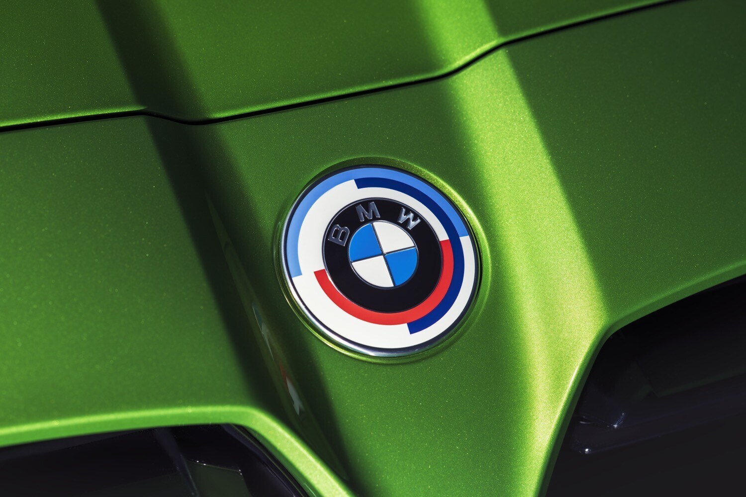 BMW celebra di 50 anni di M Motorsport riportando il logo del 1972