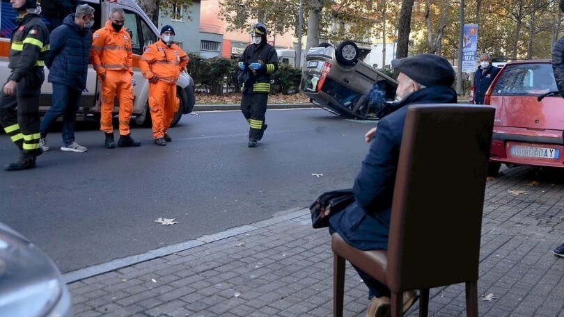 Milano, 85enne si ribalta con la Panda e si mette a fumare mentre aspetta i soccorsi