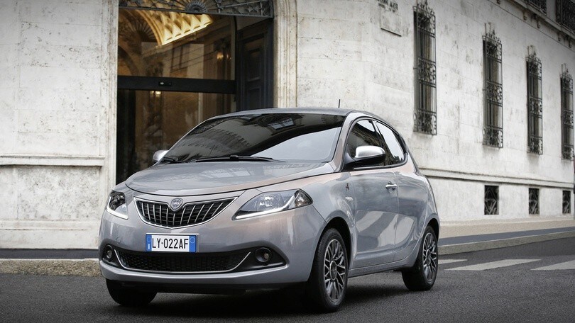 Lancia Ypsilon Alberta Ferretti, eleganza in grigio-rosa